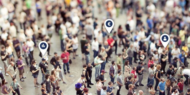 Menschenmenge mit Unschärfe – Webdesign