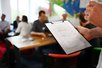 Workshop Situation mit Klemmbrett – Tiefenunschärfe