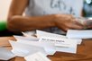 Zettel auf einem Tisch, Vorbereitung von Workshop-Meterialien